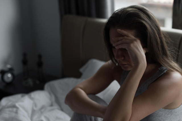 Mujer triste en una habitación por un duelo