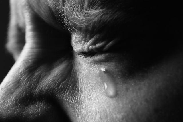 Primer plano de hombre llorando por un duelo